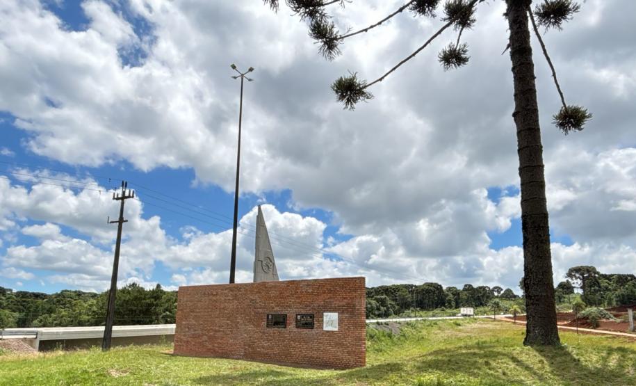 Monumento restaurado de Poty Lazzarotto na PRC-280 em Palmas