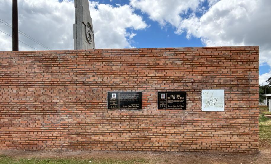 Monumento restaurado de Poty Lazzarotto na PRC-280 em Palmas