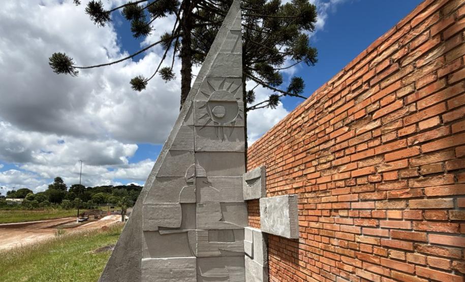 Monumento restaurado de Poty Lazzarotto na PRC-280 em Palmas