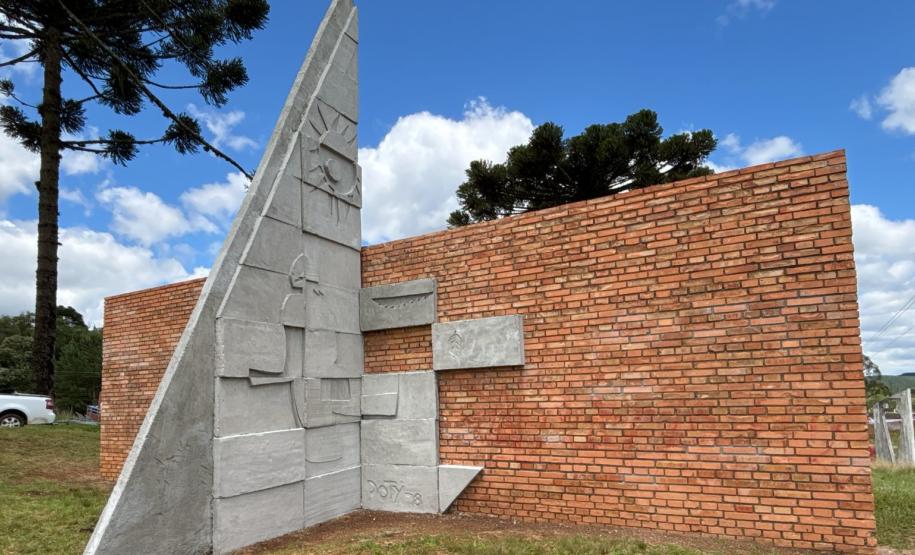 Monumento restaurado de Poty Lazzarotto na PRC-280 em Palmas