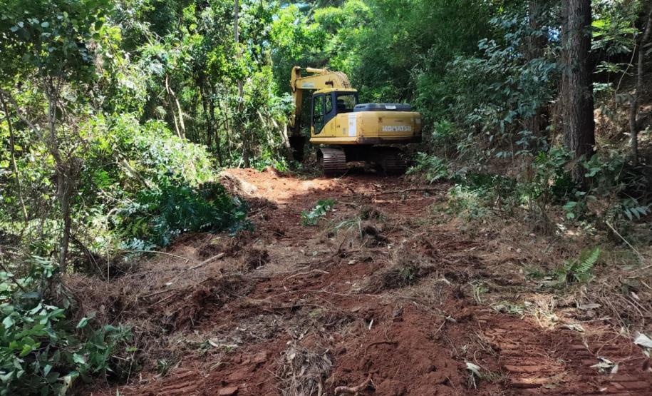 Obra de recuperação de aterro da PR-160 em Curiúva