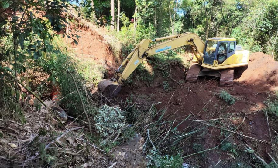 Obra de recuperação de aterro da PR-160 em Curiúva