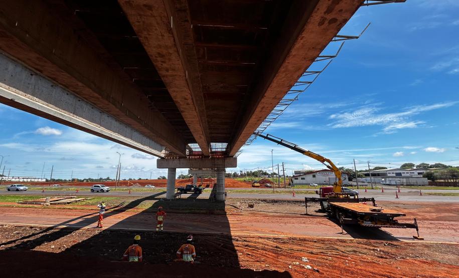 BR-277 Novo viaduto recebendo pré-lajes de concreto
