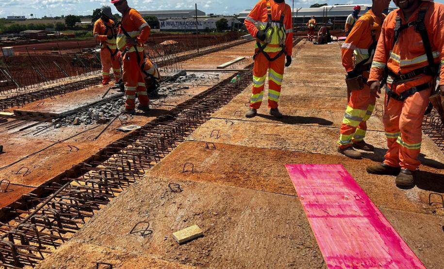 BR-277 Novo viaduto recebendo pré-lajes de concreto