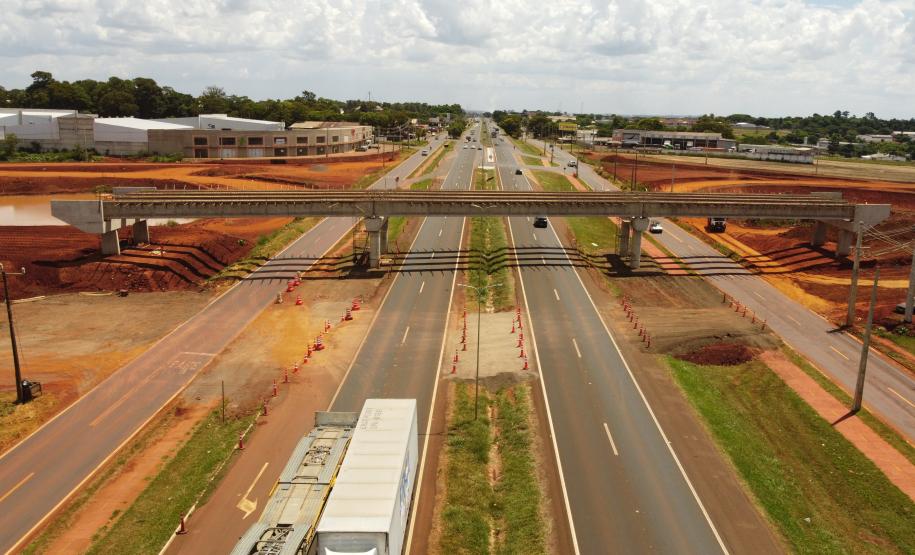 BR-277 novo viaduto após receber vigas longarinas
