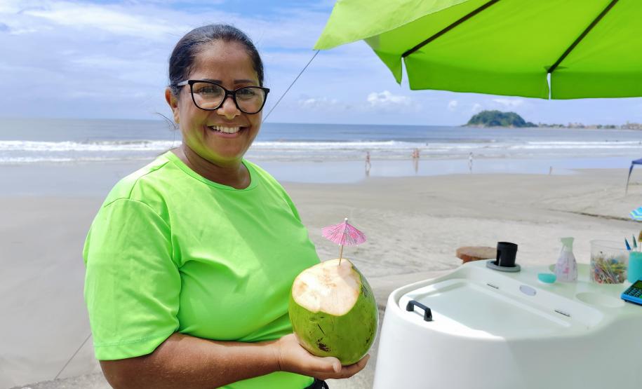 Helena Maria Serafim trabalha há 4 anos como ambulante na praia central de Guaratuba e espera aumento nas vendas com maior visitação de turistas