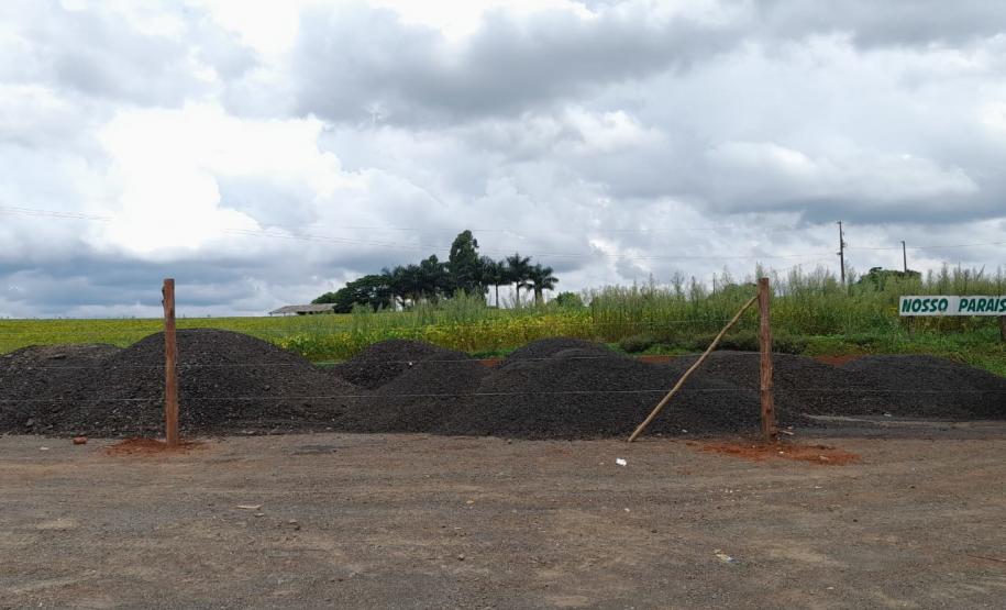 Material fresado depositado em faixa de domínio de rodovia
