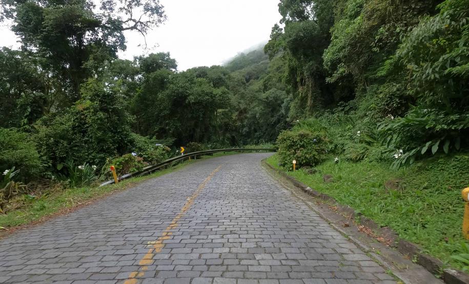 Estrada da Graciosa - trecho de pavimento poliédrico