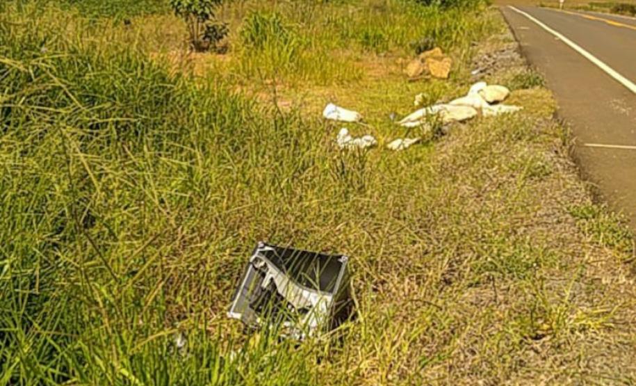 Lixo descartado na faixa de domínio de rodovias estaduais