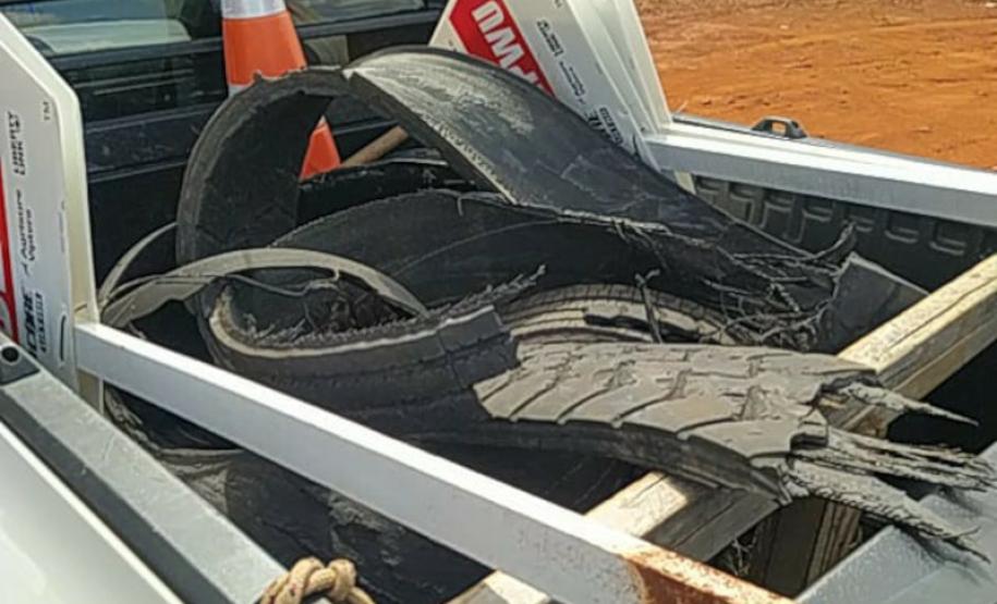 Lixo descartado na faixa de domínio de rodovias estaduais e recolhido por equipe de operação de tráfego