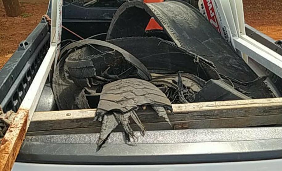 Lixo descartado na faixa de domínio de rodovias estaduais e recolhido por equipe de operação de tráfego