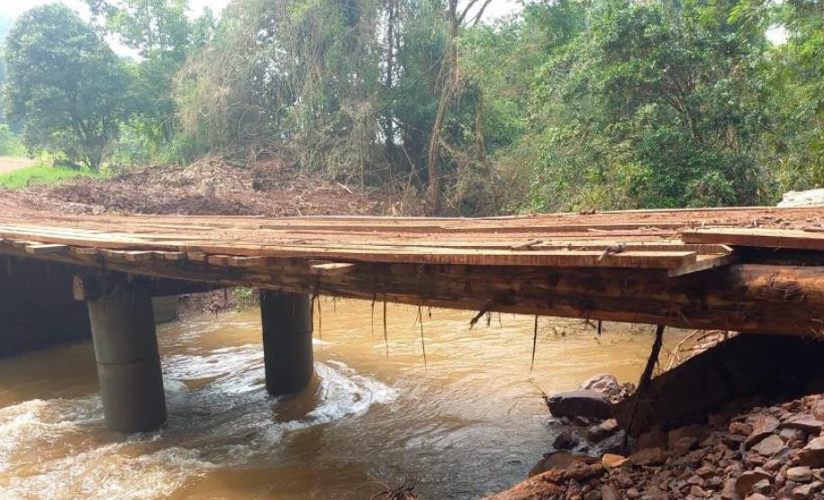 Ponte provisória sobre o Rio Jarcatiá