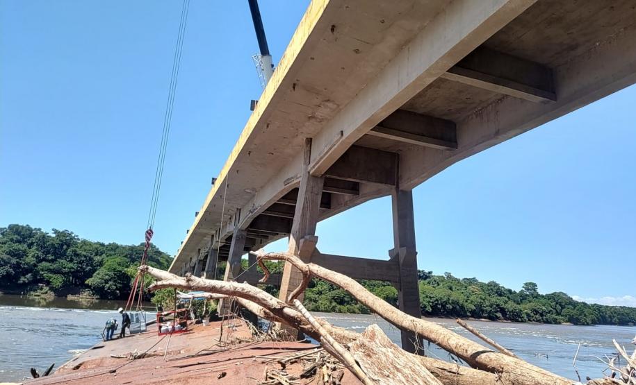 PR-317 retirada de balsa naufragada junto a ponte sobre o Rio Ivaí
