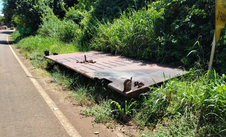 PR-317 retirada de balsa naufragada junto a ponte sobre o Rio Ivaí