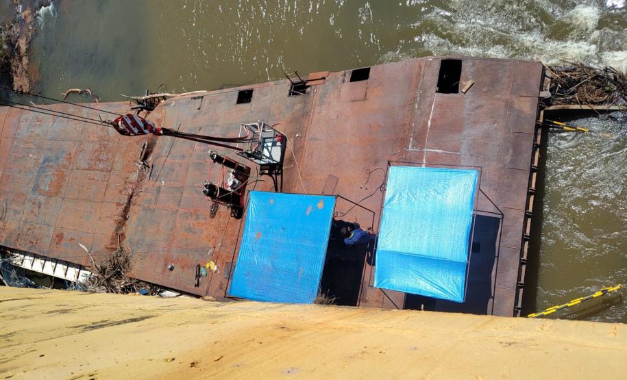PR-317 retirada de balsa naufragada junto a ponte sobre o Rio Ivaí