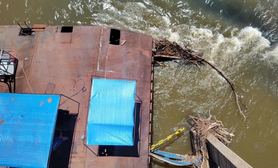 PR-317 retirada de balsa naufragada junto a ponte sobre o Rio Ivaí
