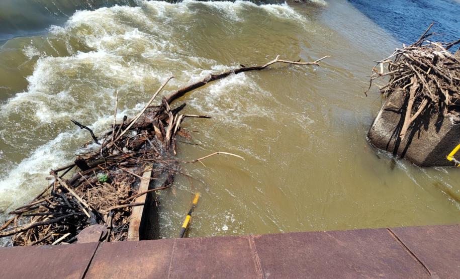 PR-317 retirada de balsa naufragada junto a ponte sobre o Rio Ivaí
