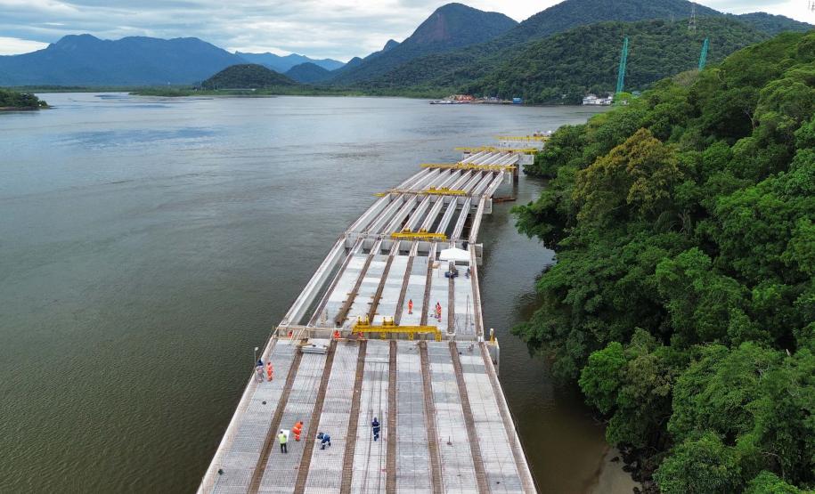 Lançamento da pré-laje que serve como forma para receber a concretagem