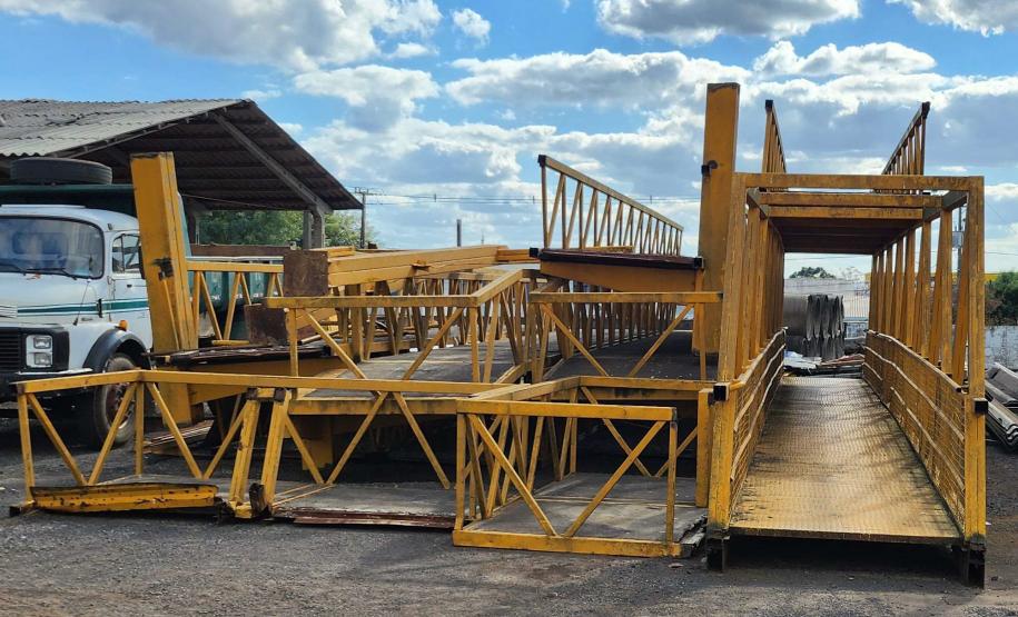 Passarela metálica no pátio do escritório do DER/PR em Guarapuava