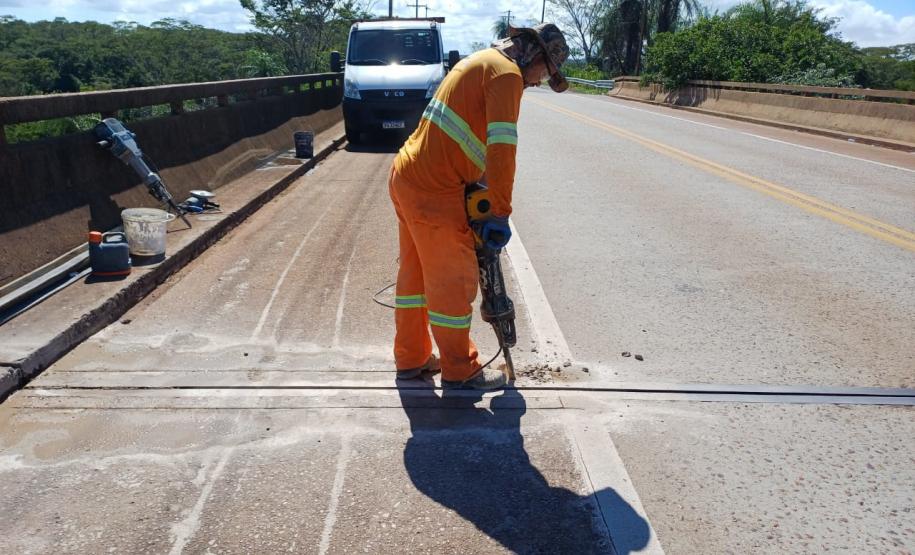 PR-182 serviços na ponte sobre o Rio Paranapanema