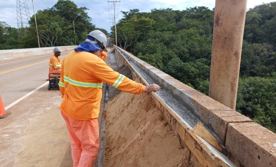PR-182 serviços na ponte sobre o Rio Paranapanema
