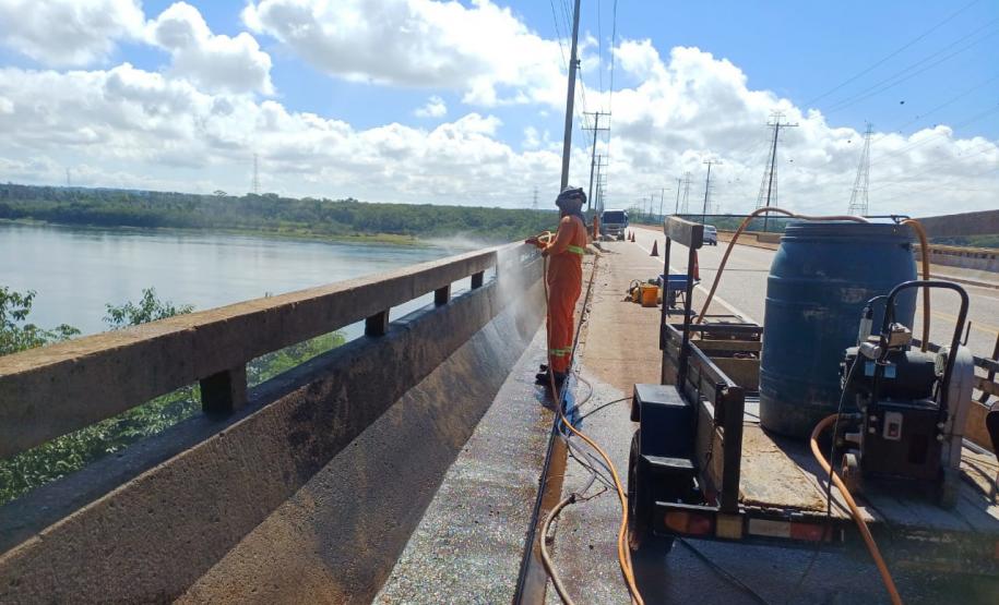 PR-182 serviços na ponte sobre o Rio Paranapanema