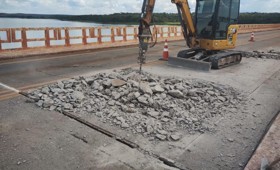 Serviços de reforma da ponte sobre o Rio Paranapanema entre Sertaneja e São Paulo