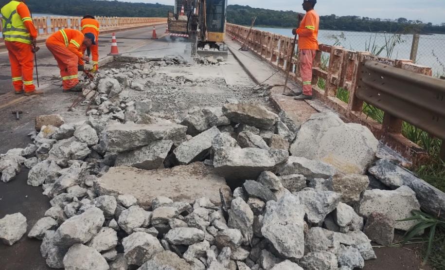 Serviços de reforma da ponte sobre o Rio Paranapanema entre Sertaneja e São Paulo