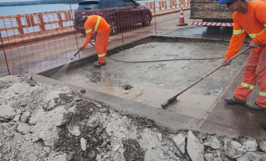 Serviços de reforma da ponte sobre o Rio Paranapanema entre Sertaneja e São Paulo