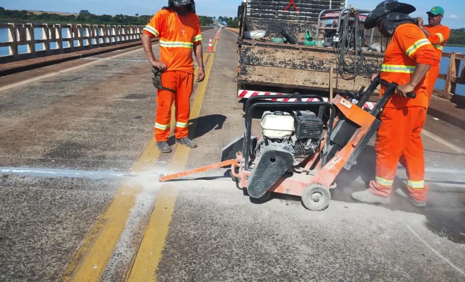 Serviços de reforma da ponte sobre o Rio Paranapanema entre Sertaneja e São Paulo