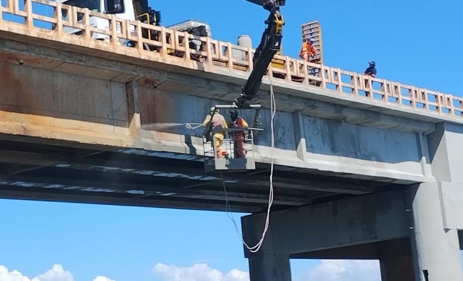 Serviços de reforma da ponte sobre o Rio Paranapanema entre Sertaneja e São Paulo