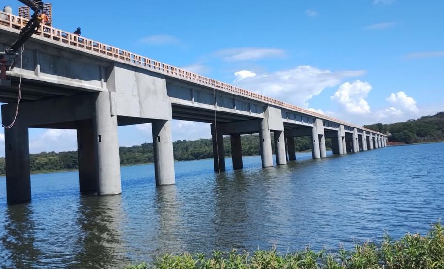 Serviços de reforma da ponte sobre o Rio Paranapanema entre Sertaneja e São Paulo