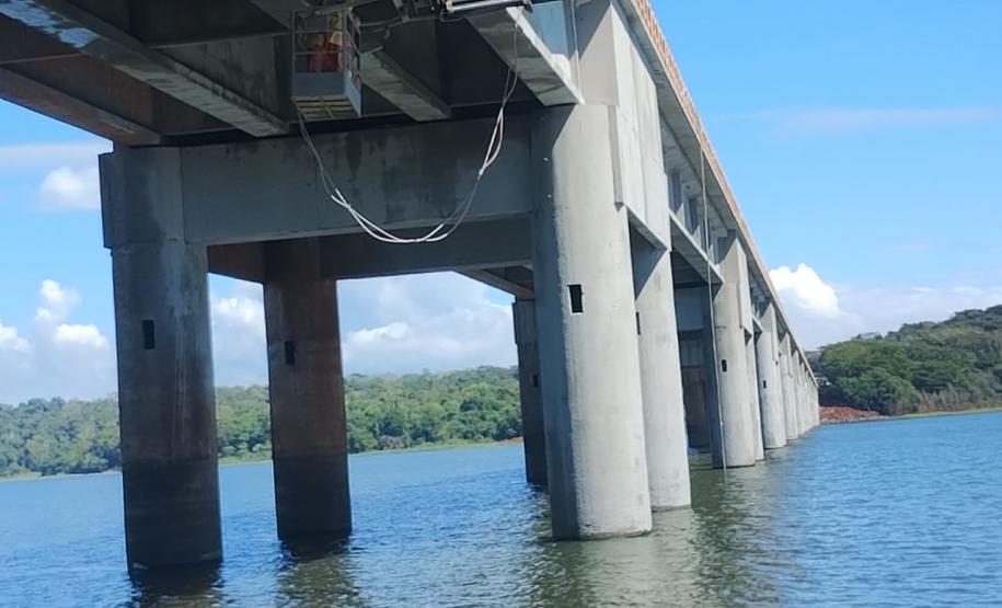 Serviços de reforma da ponte sobre o Rio Paranapanema entre Sertaneja e São Paulo