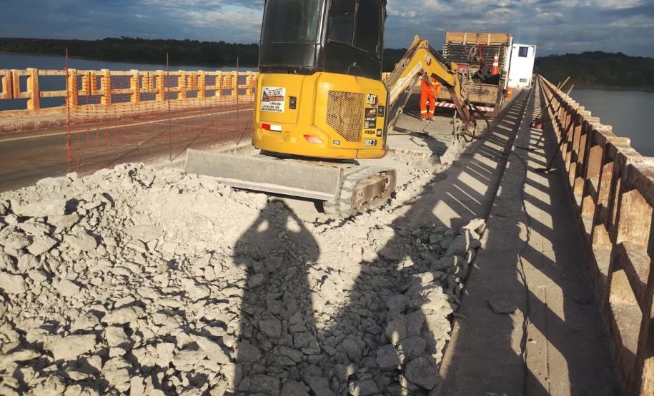 Serviços de reforma da ponte sobre o Rio Paranapanema entre Sertaneja e São Paulo