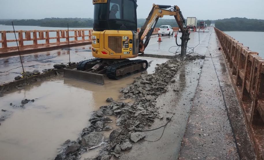 Serviços de reforma da ponte sobre o Rio Paranapanema entre Sertaneja e São Paulo