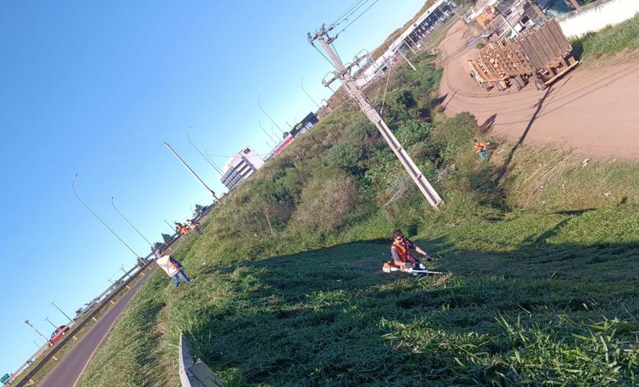 Serviços de roçada na PRC-466 em Guarapuava