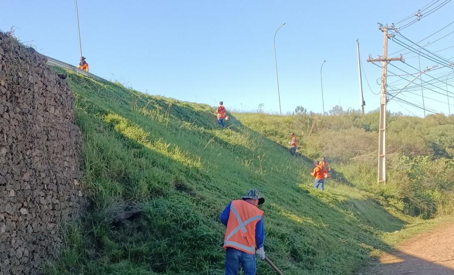 Serviços de roçada na PRC-466 em Guarapuava