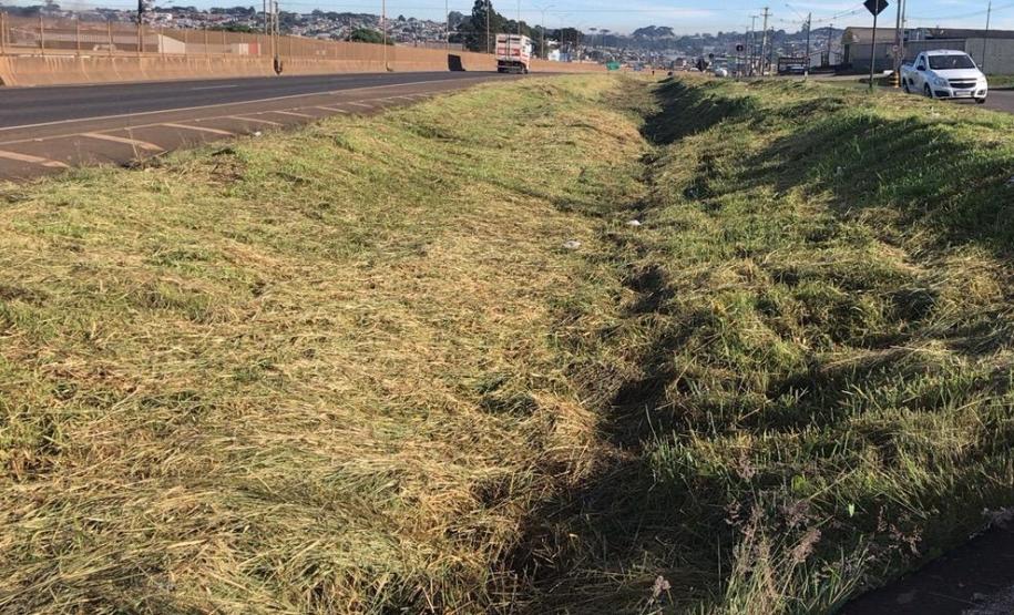 Serviços de roçada na PRC-466 em Guarapuava