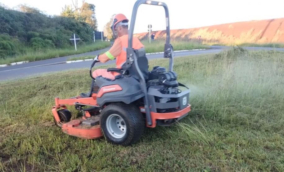 Serviços de roçada na PRC-466 em Manoel Ribas