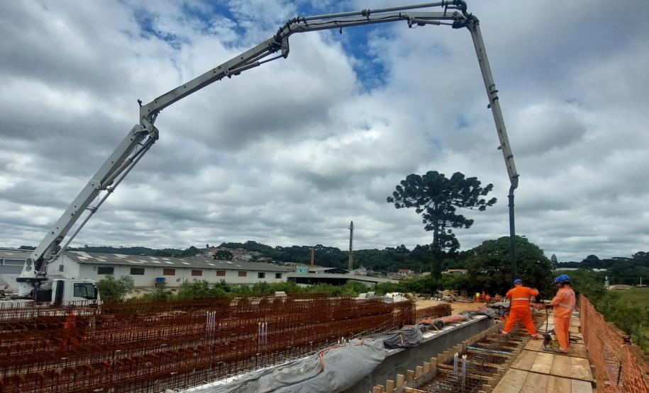 Obras do novo viaduto na duplicação da Rodovia dos Minérios
