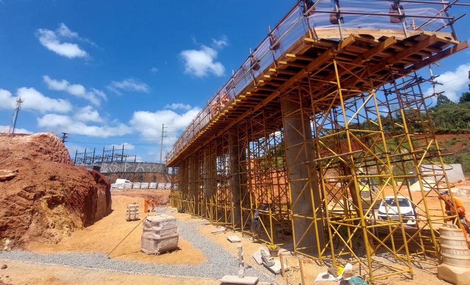 Obras do novo viaduto na duplicação da Rodovia dos Minérios