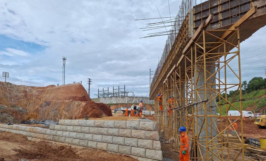 Obras do novo viaduto na duplicação da Rodovia dos Minérios