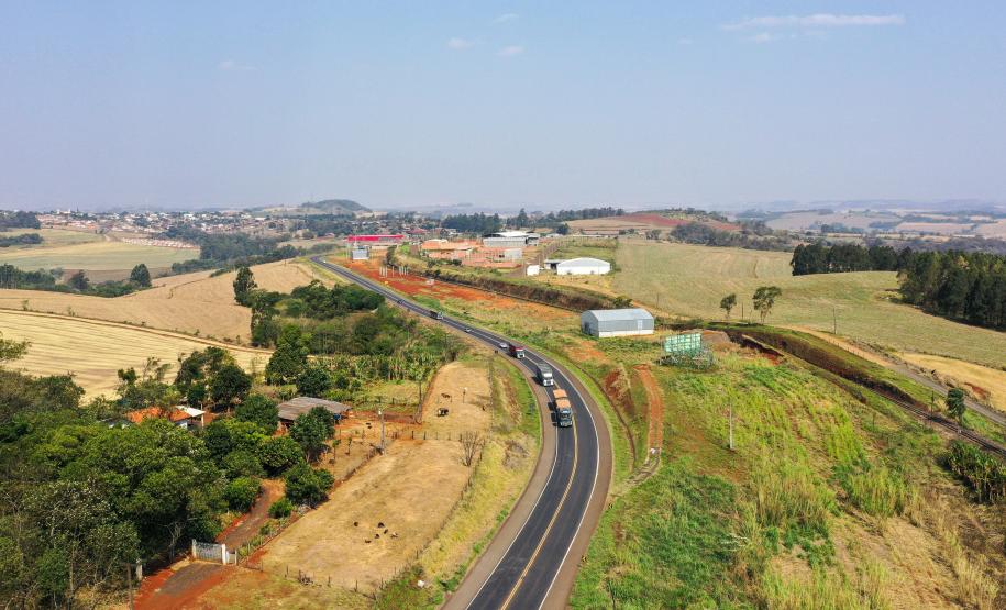 Ônibus percorrendo rodovias no Paraná