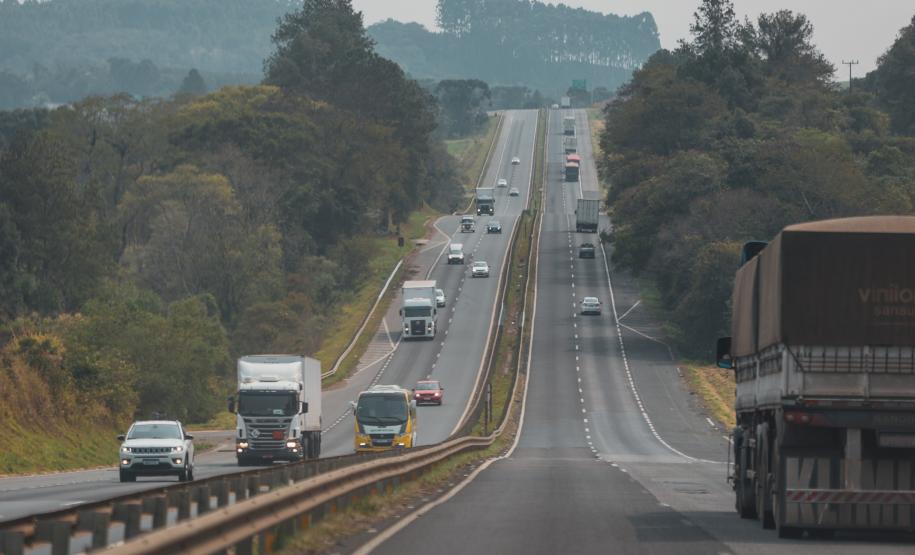 Ônibus percorrendo rodovias no Paraná