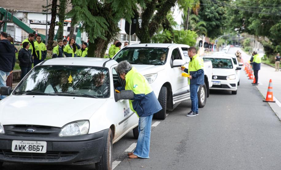 Bliz Educativo do Maio Amarelo em frente ao prédio do DER/PR