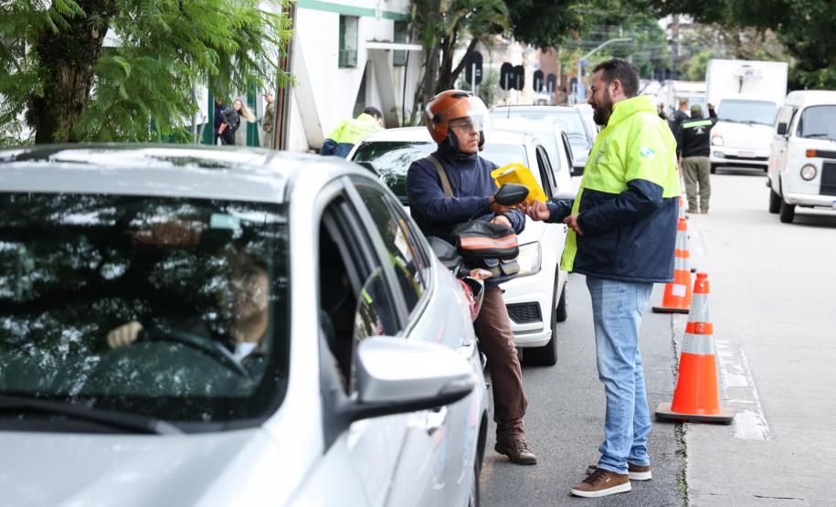 Bliz Educativo do Maio Amarelo em frente ao prédio do DER/PR