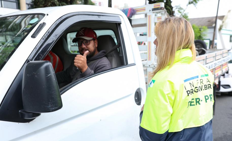 Bliz Educativo do Maio Amarelo em frente ao prédio do DER/PR