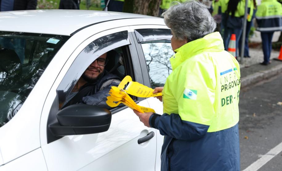 Bliz Educativo do Maio Amarelo em frente ao prédio do DER/PR