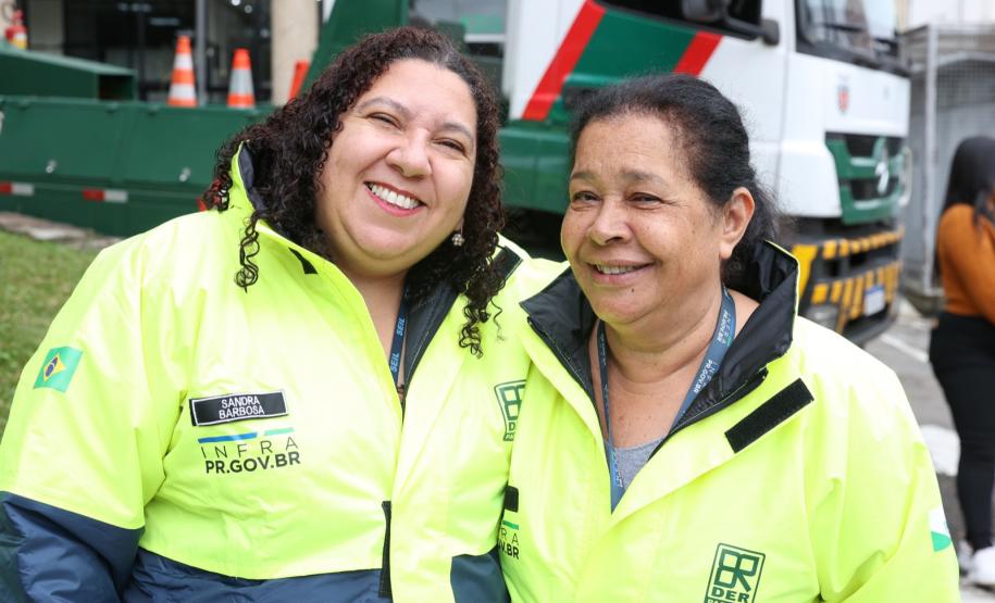 Bliz Educativo do Maio Amarelo em frente ao prédio do DER/PR