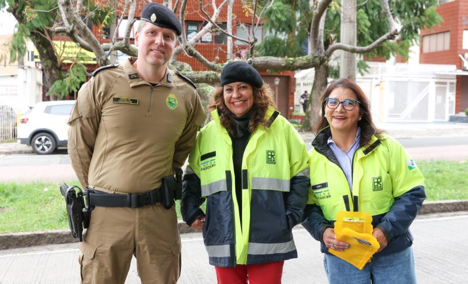 Bliz Educativo do Maio Amarelo em frente ao prédio do DER/PR